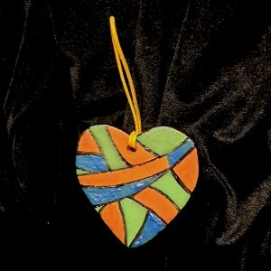 Coeur céramique à suspendre orangé, vert et bleu