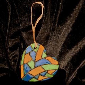 Coeur céramique à suspendre jaune foncé, vert et bleu